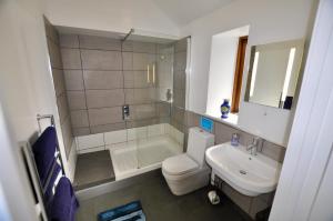 Un baño con ducha, inodoro y lavabo. en Sennen Cove, The Hedgerows, near 14 beaches,, en Penzance 22 fotos más