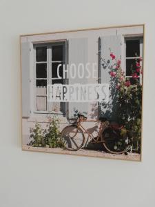 een foto van een fiets geparkeerd voor een raam bij Oporto Choose Happiness in Porto