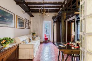 羅馬的住宿－Coronari Suite，客厅配有白色的沙发和桌子