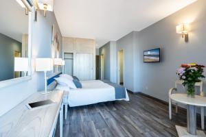 Posteľ alebo postele v izbe v ubytovaní Apartamentos Colón Playa