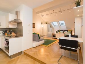 een keuken en een woonkamer met een keuken en een woonkamer bij Vienna Apartment 1010 in Wenen