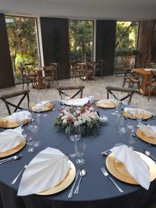 ein blauer Tisch mit Tellern und Servietten darauf in der Unterkunft Leśne Patio in Kattowitz