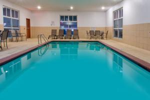 Bazén v ubytování Holiday Inn Express Hotel & Suites Alvarado by IHG nebo v jeho okolí