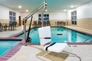 Bazén v ubytování Holiday Inn Express Hotel & Suites Alvarado by IHG nebo v jeho okolí