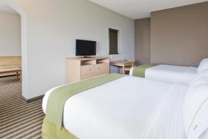 Postel nebo postele na pokoji v ubytování Holiday Inn Express Hotel & Suites Alvarado by IHG
