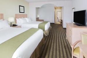 Postel nebo postele na pokoji v ubytování Holiday Inn Express Hotel & Suites Alvarado by IHG