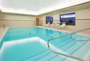 The swimming pool at or close to Holiday Inn Express Hotel & Suites Bay City, an IHG Hotel