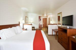 Ліжко або ліжка в номері Holiday Inn Express Hotel & Suites Mattoon, an IHG Hotel