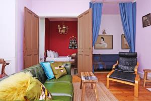 sala de estar con sofá verde y dormitorio en JOIVY Iconic Colorful 2-bed Home on the Royal Mile, en Edimburgo