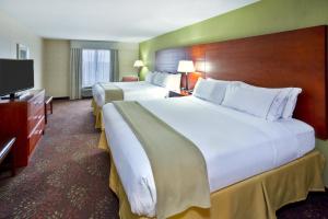 מיטה או מיטות בחדר ב-Holiday Inn Express Frankenmuth, an IHG Hotel