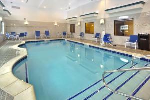 una gran piscina con sillas y mesas azules en Holiday Inn Express Frankenmuth, an IHG Hotel, en Frankenmuth