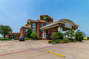 uma vista frontal de um hotel com estacionamento em Holiday Inn Express & Suites Fort Worth - Fossil Creek, an IHG Hotel em Fort Worth