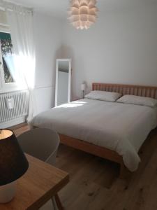 Un pat sau paturi într-o cameră la L'angolino apartment