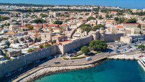 eine Luftansicht der Altstadt von Dubrovnik in der Unterkunft CASA DI ALEJANDRO in Rhodos (Stadt)