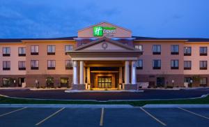 un hotel con un cartel en la parte delantera de un edificio en Holiday Inn Express & Suites - Mason City, an IHG Hotel, en Mason City