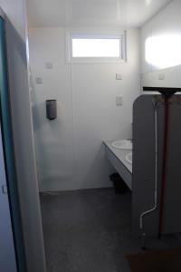 baño pequeño con lavabo y ventana en Marbury Camp and Lodge, en Whitchurch