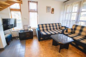sala de estar con 2 sofás y TV en Extraordinary apartment in Terme Banovci spa resort, en Veržej