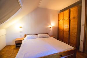 - une chambre avec un lit et une porte en bois dans l'établissement Extraordinary apartment in Terme Banovci spa resort, à Veržej
