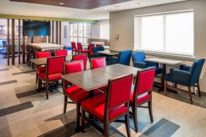 Holiday Inn Express & Suites Halifax - Bedford, an IHG Hotel tesisinde bir oturma alanı