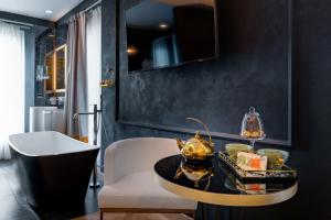 Uma TV ou centro de entretenimento em Dharma Boutique Hotel & SPA