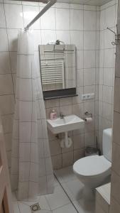 A bathroom at Zimmer zur Seeve