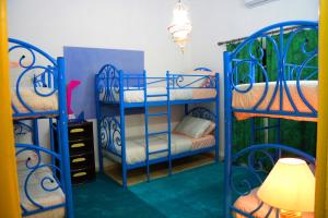 Bunk bed o mga bunk bed sa kuwarto sa The Blue House "Gerasa"