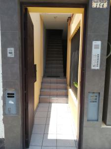 un pasillo con escaleras en un edificio con escalera en Tambo Huascar, en Lima