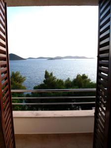 Habitación con ventana y vistas al océano. en Vila Marija-Roza en Drage