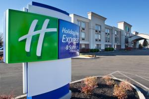 un panneau devant un hôpital dans l'établissement Holiday Inn Express Hotel & Suites Grove City, an IHG Hotel, à Grove City