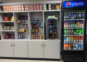 un refrigerador de supermercado lleno de muchas bebidas en Days Inn by Wyndham Mauldin/Greenville, en Greenville