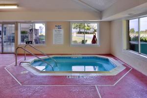 eine Whirlpool-Badewanne in der Mitte eines Zimmers in der Unterkunft Holiday Inn Express Hotel & Suites-Saint Joseph, an IHG Hotel in Saint Joseph