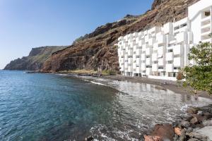 un hotel sulla spiaggia vicino all'oceano di Playachica sea view apartment a Santa Cruz de Tenerife
