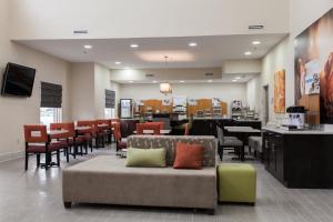 uma sala de estar com um sofá, mesas e cadeiras em Holiday Inn Express & Suites Sweetwater, an IHG Hotel em Sweetwater