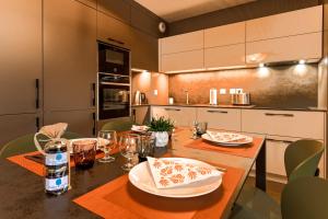 - une cuisine avec une table et des assiettes dans l'établissement L'Estrade La Costière - 2 chambres avec vue sur le Lac, à Annecy
