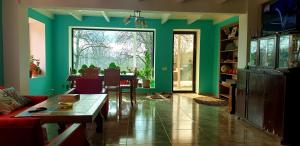 een woonkamer met groene muren en een tafel bij Four Seasons in Kutaisi in Koetaisi