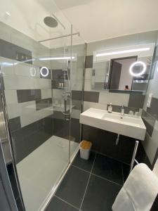 Hotel Courbet tesisinde bir banyo