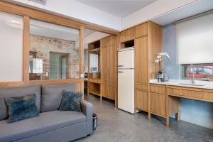 ハニア・タウンにあるKoum Kapi Boutique Apartmentsのソファとキッチンのあるリビングルーム