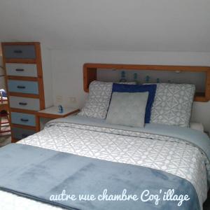 een slaapkamer met een groot bed met een houten hoofdeinde bij Le Coq en pâte in Romilly-sur-Seine
