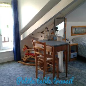 een slaapkamer met een bureau, een bed en een spiegel bij Le Coq en pâte in Romilly-sur-Seine