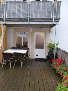 a patio with a table and chairs on a deck at Ferienwohnung Ines Wolf in der Meißner Innenstadt in Meißen