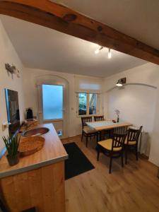 a kitchen and dining room with a table and chairs at Ferienwohnung Ines Wolf in der Meißner Innenstadt in Meißen