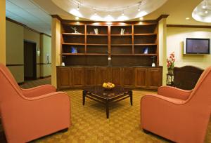 una sala de espera con 2 sillas y una mesa de centro en Holiday Inn Express Sweetwater, an IHG Hotel, en Sweetwater
