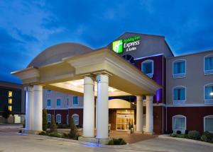 a hotel with a gazebo in front of a building at Holiday Inn Express Sweetwater by IHG in Sweetwater