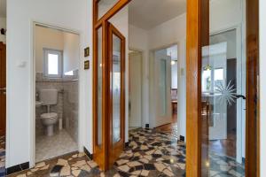 Kúpeľňa v ubytovaní Apartment Lory with a sea view near the beach + 29 fotografií