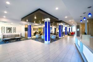 eine Lobby eines Krankenhauses mit blauen Säulen in der Unterkunft Holiday Inn Express & Suites - Wentzville St Louis West, an IHG Hotel in Wentzville