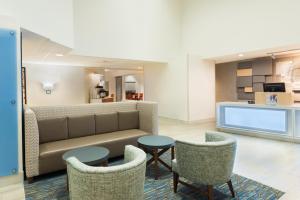 Ein Sitzbereich in der Unterkunft Holiday Inn Express & Suites - Nearest Universal Orlando, an IHG Hotel