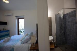 1 dormitorio con cama, ducha y lavamanos en Villa la Quercia en Meta