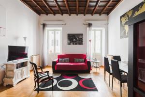 - un salon avec un canapé et des fauteuils rouges dans l'établissement World Wide Bed Piazza del Popolo, à Rome