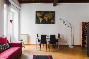 - un salon avec une table et des chaises dans l'établissement World Wide Bed Piazza del Popolo, à Rome