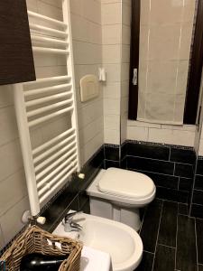 a small bathroom with a toilet and a sink at Appartamento “La Corte” in Paderno Dugnano